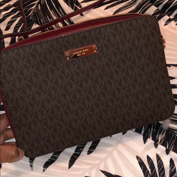 Michael Kors Handbags - NWT Michael Kors Crossbody 🌴🌴🌴🌴🌴🌴